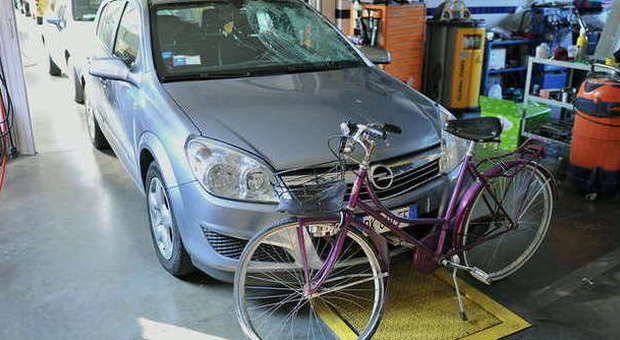 L'auto e la bicicletta coinvolte nell'incidente mortale (FotoVinicio)