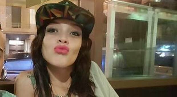 Ylenia morta a 24 anni in ospedale: ha una ferita, sospetta overdose. L'ex tentò di darle fuoco tre anni fa