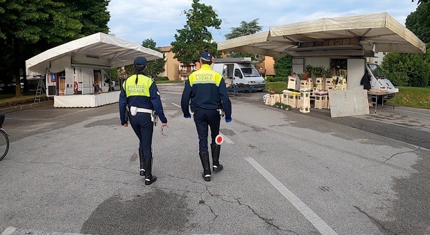 Gli agenti della Polizia locale oggi al mercato hanno prontamente allertato il 118