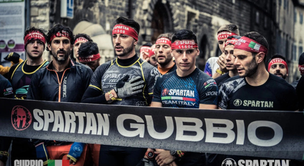 Gli atleti della Spartan Race nel centro storico di Gubbio nell'edizione 2023