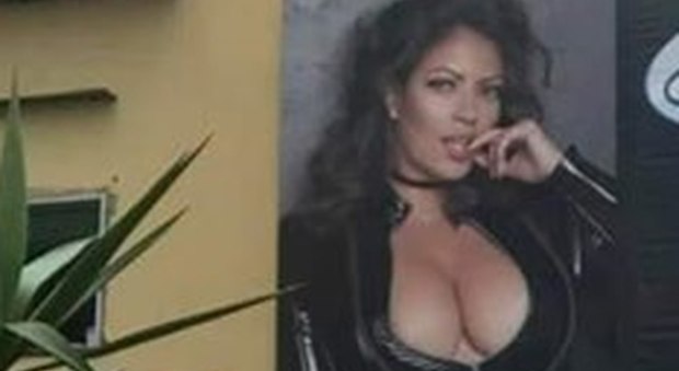 «Lubrificanti, pubblicità sessista»: la denuncia dei Verdi a Napoli