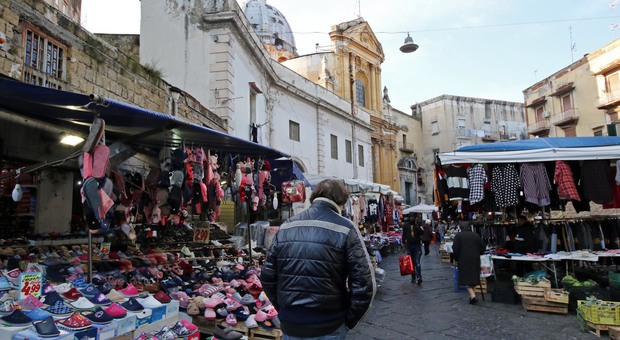 Blitz a Napoli in zona Mercato: sequestrati coltelli, sigarette e banconote false