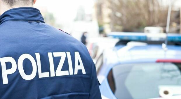 Ex alcolista torna a bere a 50 anni dopo una delusione d'amore e devasta un locale in Romagna: arrestato con tasso alcolemico da record