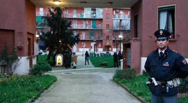 L'ingresso dell'abitazione a Milano dove sono stati uccisi madre e figlio
