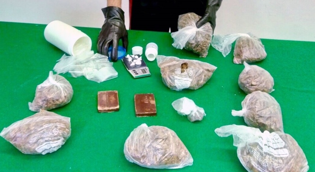 Cocaina, hashish e marijuana: due denunce tra Castellammare e i monti Lattari