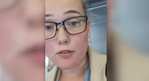 Studentessa blocca il volo contro il rimpatrio di un rifugiato: diretta Facebook boom