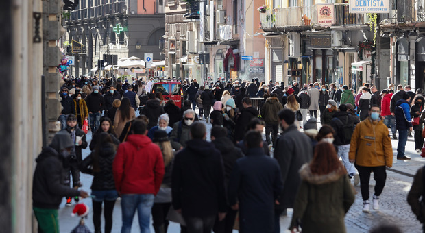 Covid in Campania, oggi 1.021 positivi e 12 morti: indice di contagio in calo ma crescono i ricoveri