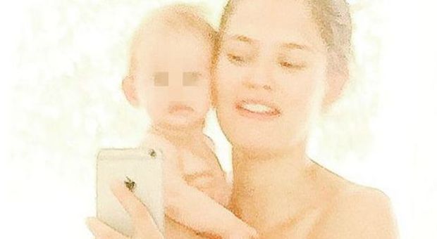 Bianca Balti mamma sexy: il selfie nuda con la piccola Mia |Foto
