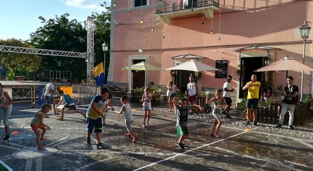 Anteprima scuola calcio nella piazza di Torri