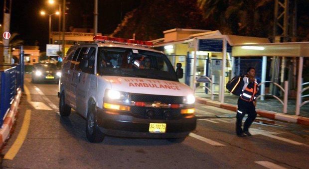 Un'ambulanza israeliana esce dall'ospedale