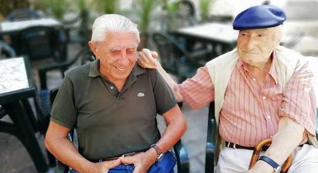 Da sinistra Gian Tommaso Grande e Romano Sarnari L'amicizia prima di Facebook, Romano e Gian Tommaso a 91 anni ogni estate insieme