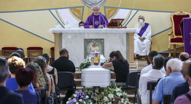 Bambino morto a Sharm, folla al funerale. Il parroco: «Andrea ci insegna solidaretà». Gli amichetti stravolti dal dolore