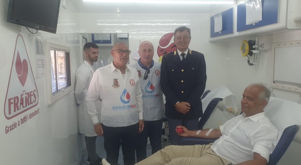 Il ministro Piantedosi mentre dona il sangue a Pietrastornina con i volontari della Polizia