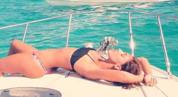 Belen Rodriguez, estate sempre più hot: curve sexy in barca a Formentera