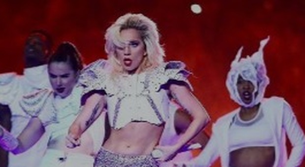 Lady Gaga risponde alle critiche per la pancetta: "Orgogliosa del mio corpo"
