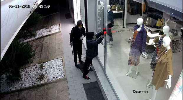 Fermo, furto al negozio di vestiti: i due ladri ripresi dalle videocamere