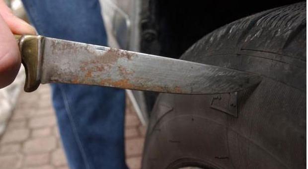 Taglia le gomme di un'auto in sosta: smascherato dopo 6 mesi