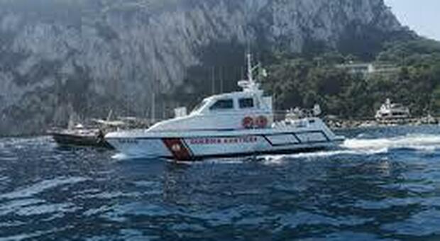 Barca a noleggio affonda, sette persone finiscono in mare a Punta Campanella: salvate dalla Guardia Costiera
