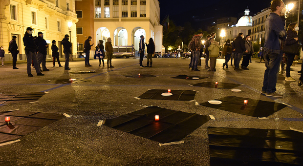 Salerno, tovaglie nere e lumini: in piazza la «cena» dei ristoratori