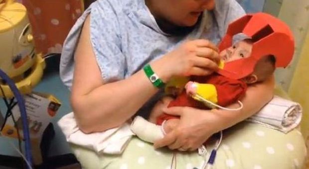 Eric, 4 mesi, in ospedale dalla nascita: il padre gli fa il costume di Iron Man per dargli forza