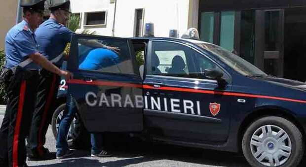 Nell'auto un forte odore di hashish, pusher di 19 anni arrestato dai carabinieri a Porto D'Ascoli