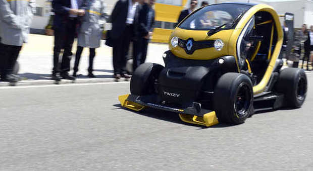 La Renault Twizy RS F1 durante il suo primo show in pista