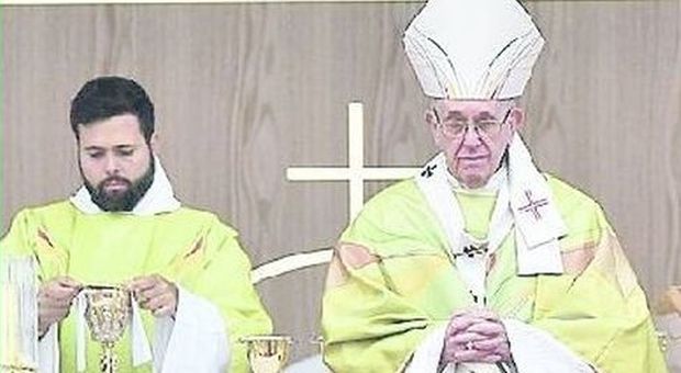 Pedofilia, le accuse al Papa: dossier Viganò, tremano i cardinali