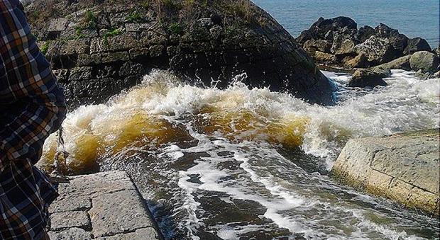 Scarichi fognari a mare, l'allarme degli operatori balneari: «Rischio catastrofe ambientale sul Litorale Domitio»