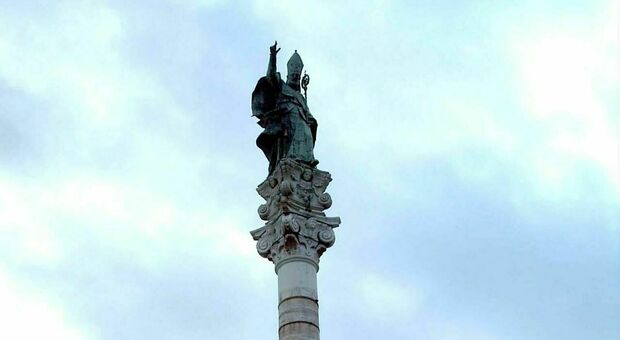 Sant'Oronzo, la statua da collocare. L'arcivescovo Seccia: «Torni in piazza, nel Sedile»