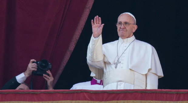 Papa Francesco impartisce la benedizione Urbi et Orbi a San Pietro