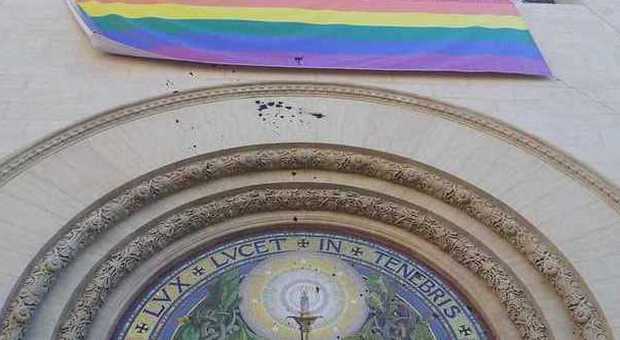 Svastiche e scritte omofobe sulla Chiesa Valdese: imbrattata la facciata di vernice