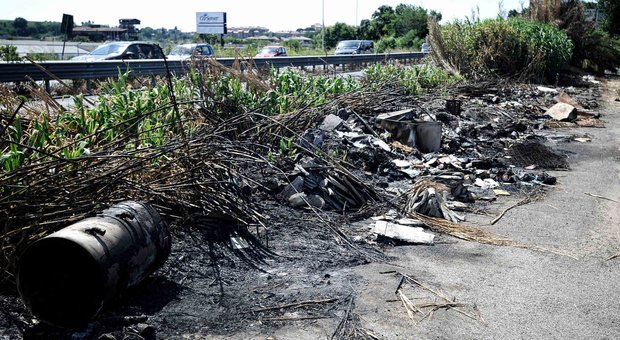 Roma, rifiuti abbandonati sotto la pista ciclabile: 60 tonnellate rimosse dall'Ama