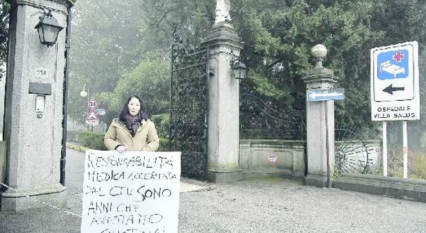 Anna Pozzobon, la madre della bambina nata con gravi patologie, durante una protesta davanti a Villa Salus