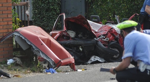 Incidente choc a Pesaro, tre morti e due feriti gravissimi in un frontale tra due auto