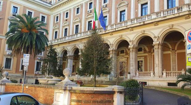 Roma, abusa di una 13enne nel suo ufficio: arrestato un funzionario del Mit