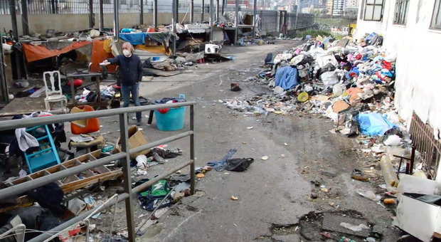 Napoli, sgomberato l'ex mercato ittico in piazza Duca degli Abruzzi: «Dentro vivevano extracomunitari in condizioni disumane»