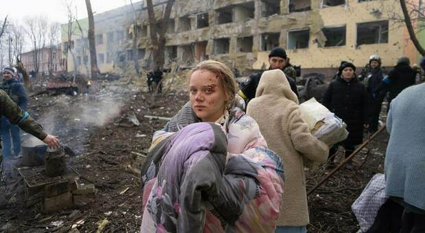 Le immagini giunte dall'Ucraina dopo il bombardamento all'ospedale di Mariupol