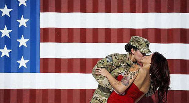 Soldatessa bacia la moglie al ritorno dall'Afghanistan: la foto fa il giro del mondo