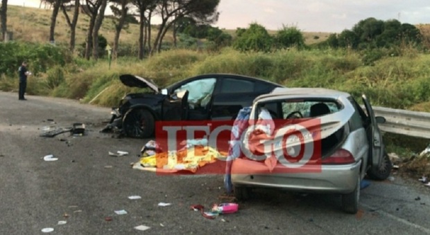 Tesla contromano, 20enne si schianta contro un'auto a Roma: morta una donna. Sequestrati i telefoni dei 5 ragazzi a bordo