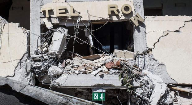 Terremoto, crollato hotel Roma ad Amatrice. Curcio: «Trenta persone all'interno»
