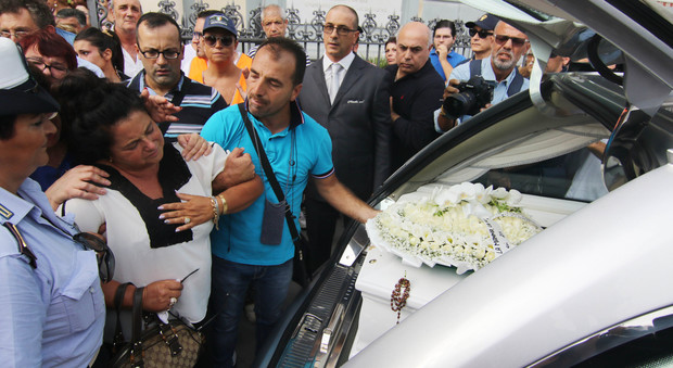 Tiziana, suicida per un video hot: la madre ha un malore al funerale «Basta violenza di massa sul web»