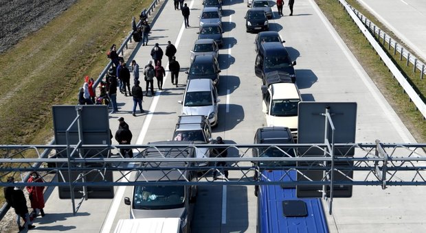 immagine Coronavirus, cittadini ucraini in coda per lasciare la Polonia e tornare a casa