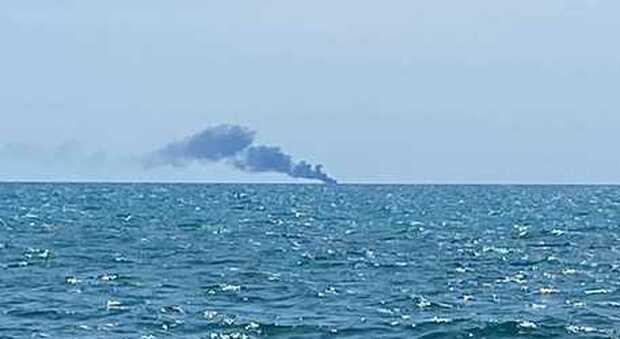 Tarquinia, fiamme alte su uno yacht di 20 metri: in salvo i proprietari