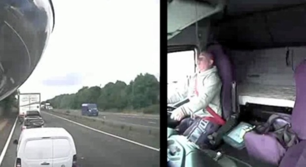 Gb, camionista usa il cellulare alla guida e travolge un'auto: uccide una mamma e tre bambini