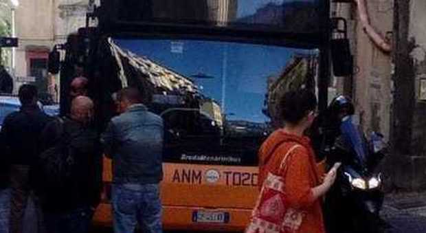 Napoli, la protesta dei cittadini di Materdei: «Linea 147, un bus fantasma»