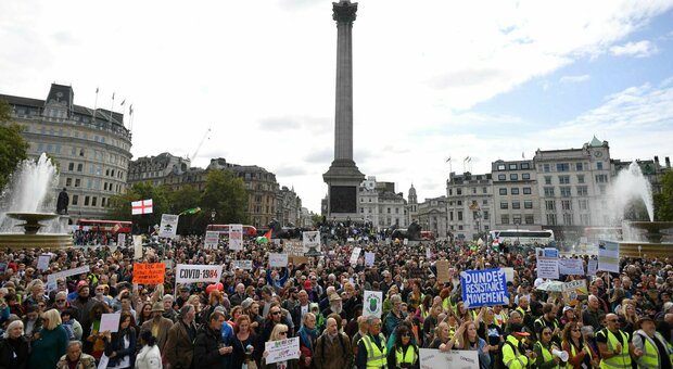 Covid, scontri e proteste a Londra contro il lockdown: oltre 15mila persone a Trafalgar Square
