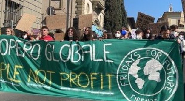 Firenze scende in piazza per l'ambiente: il corteo per chiedere un cambio di marcia