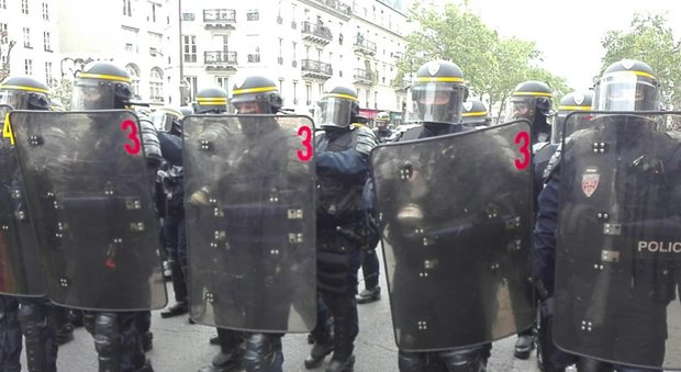 Parigi, tensione al corteo di operai e studenti contro Macron