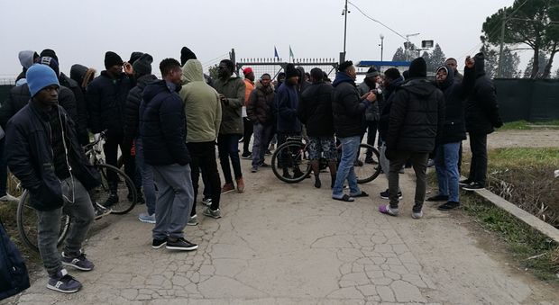 Una protesta dei migranti al centro di Cona