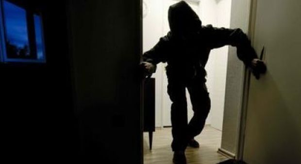 Trovano i ladri in casa: minacciati, chiudono la moglie in una stanza